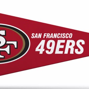 以下が含まれることがあります： サンフランシスコ・フォーティナイナーズのロゴと「SAN FRANCISCO 49ERS」の文字が書かれた赤と金のペナントです。