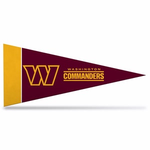 Könnte beinhalten: Ein burgunderfarbener Wimpel mit einem goldenen "W" und dem Text "WASHINGTON COMMANDERS".