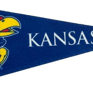 Mini gagliardetti NCAA dei Jayhawks dell&#39;Università del Kansas, 4&quot; x 9&quot; - Concesso in licenza da Sewing Concepts