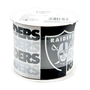Pode incluir: Um rolo de fita preta e branca com o logotipo dos Las Vegas Raiders e a palavra "RAIDERS" repetida na fita.