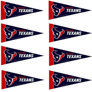 Puede incluir: Ocho banderas de banderín con el logotipo de los Houston Texans. Las banderas son azules con acentos rojos y blancos. El logotipo presenta un toro rojo con una estrella blanca en la frente. El texto "HOUSTON TEXANS" está impreso en blanco en las banderas.