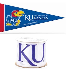 Könnte beinhalten: Ein blaues und rotes Wimpel mit einem blauen Cartoon-Jay und dem Text "KU THE UNIVERSITY OF KANSAS" und "RICO INC./TAG EXPRESS". Ein weißes Band mit dem Text "KU" in Lila ist ebenfalls abgebildet.