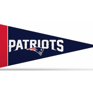 Peut inclure: Une bannière triangulaire bleu marine avec le mot "PATRIOTS" en lettres blanches. La bannière présente une bande rouge sur le côté gauche et un logo de tête de patriote aux couleurs rouge, blanc et bleu.