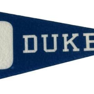 Op de afbeelding: Een blauwe wimpel met het woord "DUKE" in witte blokletters en een wit "D"-logo. Een zwarte verticale streep bevindt zich aan de linkerkant van de wimpel. De wimpel heeft een driehoekige vorm.