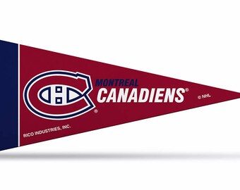 Op de afbeelding: Een rood en blauw vaandel met het logo van de Montreal Canadiens en de tekst "MONTREAL CANADIENS" in wit. Het logo is een gestileerde "C" met een hockeystick erin. Het vaandel is gemaakt door Rico Industries, Inc. en heeft het NHL-logo in de rechterbenedenhoek.