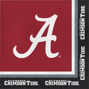 Könnte beinhalten: Ein weißes "A" auf rotem Hintergrund mit den Worten "Alabama Crimson Tide" in Schwarz und Weiß auf grauem Hintergrund.