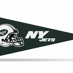 Könnte beinhalten: Ein grün-weißes Wimpel mit dem Logo der New York Jets. Das Logo zeigt einen weißen Footballhelm mit einem grünen 'Jets'-Logo an der Seite. Die Worte 'NY JETS' sind in Weiß auf dem Wimpel gedruckt.