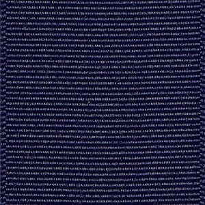 Könnte beinhalten: Nahaufnahme eines marineblauen Ripsbandes. Das Band hat eine strukturierte, gerippte Oberfläche mit horizontalen Linien. Die Farbe ist ein tiefes, sattes Marineblau mit subtilen Farbnuancen.