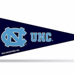 Puede incluir: Un banderín azul marino con un borde y detalles en azul claro. El banderín presenta el logotipo entrelazado "NC" y las letras "UNC" en azul claro. El texto "RICO INDUSTRIES, INC." está impreso en la parte inferior.