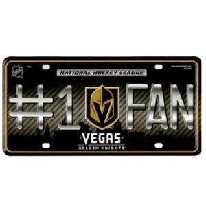 Può includere: Una targa metallica nera e dorata con il testo "#1 FAN" in lettere argentate. La targa presenta il logo dei Vegas Golden Knights e le parole "National Hockey League" e "Vegas Golden Knights".