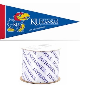 Könnte beinhalten: Ein blaues und rotes Wimpel mit dem Logo der University of Kansas und dem Text "KU The University of Kansas" und "RICO INC/TAG EXPRESS". Eine Rolle weißes Band mit dem Text "JAYHAWKS" in lila gedruckt.