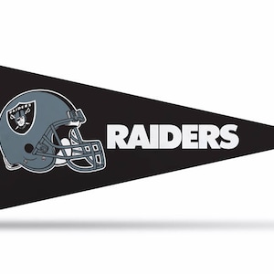 Könnte beinhalten: Schwarz-weiße Wimpelflagge mit einem grauen Footballhelm und dem Wort "RAIDERS" in weißen Buchstaben.