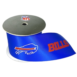 Könnte beinhalten: Eine Rolle blaues Band mit dem Logo der Buffalo Bills und dem Wort "BILLS" in Rot. Das Band hat einen silbernen Kern mit dem NFL-Logo.