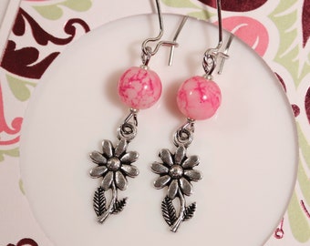 Boucles d'oreilles pendantes en argent tibétain avec jolies petites fleurs et perles de marbre rose fuchsia