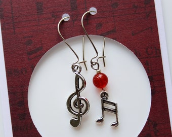 Amantes de la música mezclan pendientes con clave de sol y notas musicales con cuentas de cornalina roja
