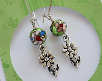 Boucles d'oreilles pendantes fleuries avec perles de fleurs en émail cloisonné rose et vert citron