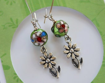 Pendientes colgantes de flores con cuentas de flores de esmalte Cloisonne verde lima y rosa