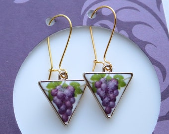 Pendientes de uvas esmaltadas en forma de triángulo con tono dorado y alambre de oreja en tono dorado