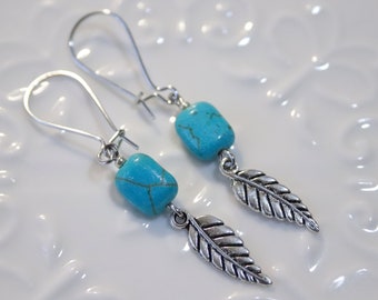 Boucles d'oreilles pendantes argentées avec feuilles et perles de howlite turquoise