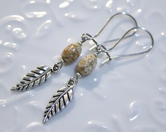 Boucles d'oreilles pendantes plumes argentées avec perles de howlite crème et marron