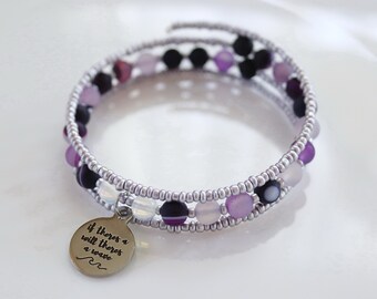 Pulsera con cuentas y dijes de playa de color morado oscuro. Ágata bandeada y opalita: si hay voluntad, hay una ola. Pulsera envolvente de alambre con memoria.