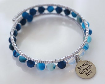 Pulsera con cuentas y dijes de playa de color azul turquesa. Ágata bandeada y opalita: la playa es mi lugar feliz. Pulsera envolvente de alambre con memoria.