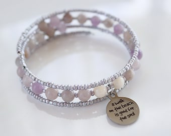 Bracelet à breloques plage et perles violet pâle. Lilas Jasper, Tridacna - Une promenade sur la plage est bonne pour l'âme. Bracelet enroulé à mémoire de forme.