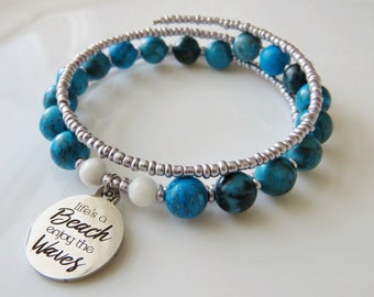 Pulsera de cuentas - La vida es una playa ¡Disfruta de las olas! Brazalete de alambre con memoria de cuentas de Tridacna blanco puro y jaspe de impresión azul