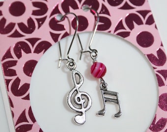 Music Lovers Mix Match oorbellen met solsleutel en muzieknoten met dieproze gestreepte agaatkralen