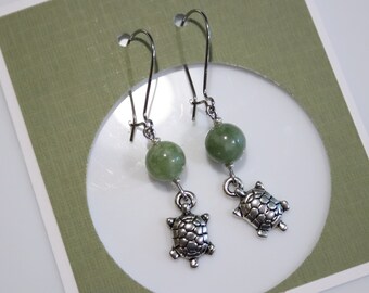 Boucles d'oreilles tortue argentée avec perles de jade de Malaisie vert