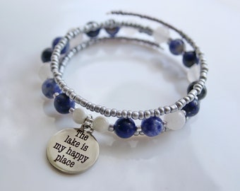 Bracelet plage bohème. Le lac est mon endroit heureux ! Bracelet sur fil à mémoire de forme lapis lazuli, jaspe tacheté bleu, jade blanc et perles tridacna blanches