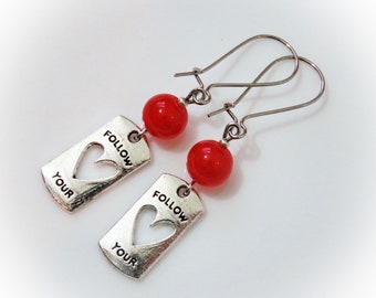 Boucles d'oreilles à breloques en argent Follow Your Heart avec perles de verre rouges