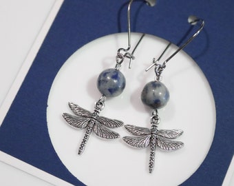 Boucles d'oreilles libellule - Libellules argentées avec perles de sodalite bleues et blanches