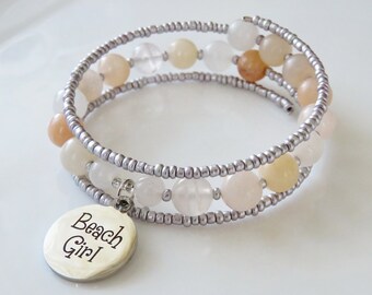 Bracelet jonc de perles - Beach Girl ! Joli bracelet jonc à mémoire de forme en perles d'aventurine roses avec breloque inspirante en acier inoxydable