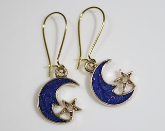 Boucles d'oreilles lune et étoiles bleues scintillantes en émail doré