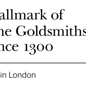 Op de afbeelding: Een gouden achthoek met een leeuwenkop erin. De tekst luidt "Hallmark of The Goldsmiths' Company since 1300". Onder de achthoek staat de tekst "Proud to Hallmark in London".