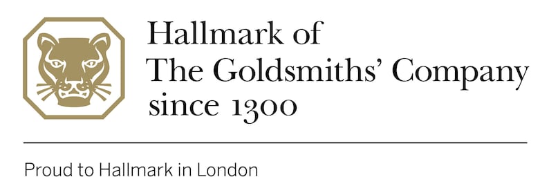 Op de afbeelding: Een gouden achthoek met een leeuwenkop erin. De tekst luidt "Hallmark of The Goldsmiths' Company since 1300". Onder de achthoek staat de tekst "Proud to Hallmark in London".