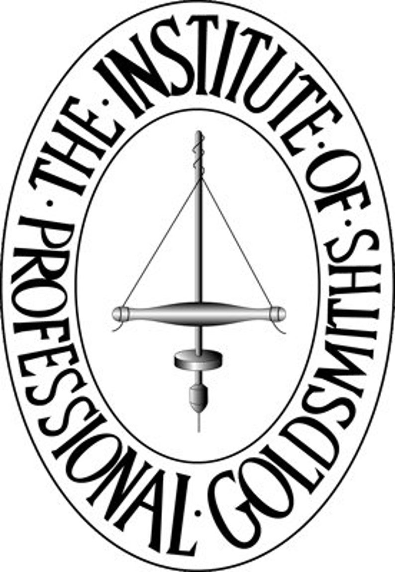 Op de afbeelding: Zwart-wit logo van The Institute of Professional Goldsmiths. Het logo is een ovaal met de tekst "The Institute of Professional Goldsmiths" rond de rand. Binnen het ovaal is een zwart-witte illustratie van een boormachine.