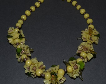 Retro Bakelite & Lucite flower choker