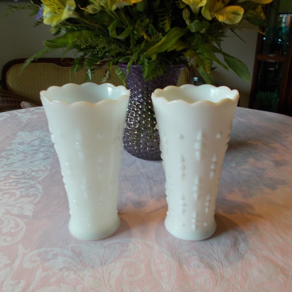 Vintage weiße Milchglasvasen Anker Hocking Teardrop & Pearl Muster 2er Set