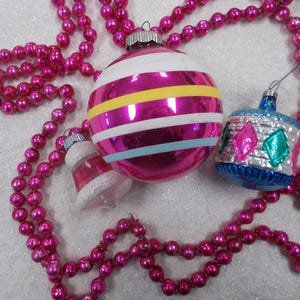 Vintage Quecksilber-Glas Weihnachtsschmuck glänzende Brite & Polen und USA Gestreifte Unversilberte Glocke Handgemaltes figürliches Set mit 3 Pink und Blau