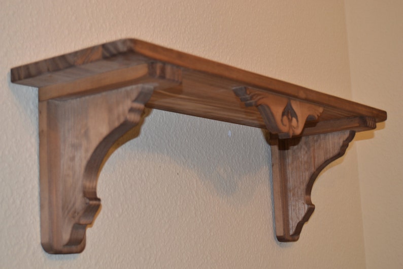 Repisa de madera rústica tallada. | Etsy