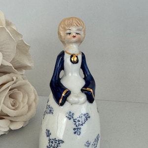 KERAMISCHE BELL met DAME, wit en blauw belkeramisch beeldje, vintage, verzamelbel, speciaal cadeau