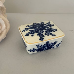 PUDEŁKO NA TRINKET, biało-niebieska ceramika z dekoracją kwiatową, ceramiczny stojak na biżuterię, upominki kolekcjonerskie, Węgry