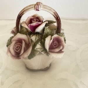 KERAMISK BLOMSTERBUKETT, samlarobjekt i miniatyr, liten korg med lila rosor och gröna blad, retropresent