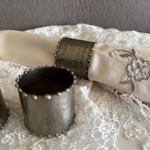 PORTATOVAGLIOLI METALLO PUNTELLATO, decoro per la tavola, porta tovaglioli rotondi, Vintage, originali, idea regalo