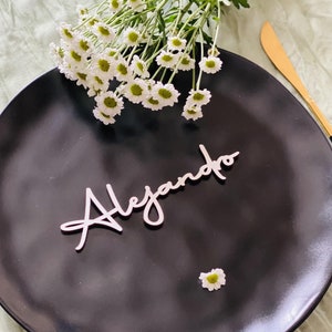 Nom de lieu pour mariage, marque-places en bois personnalisés, marque-places pour mariage, décoration de table, noms découpés au laser, étiquettes pour nom personnalisées, événement personnalisé