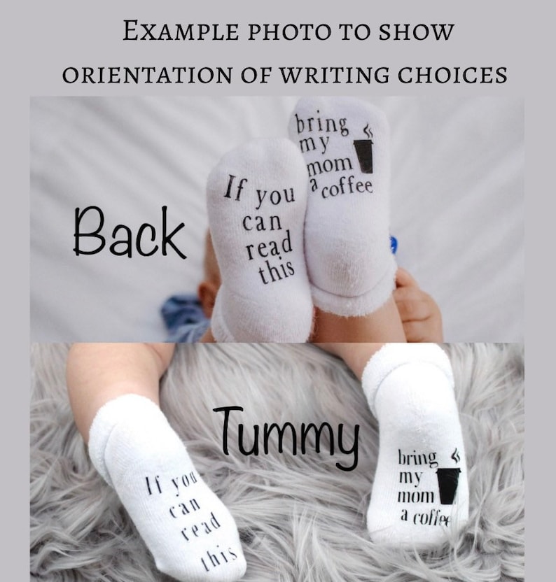 K&ouml;nnte beinhalten: Ein Paar wei&szlig;e Babysocken mit schwarzem Text, der "Wenn du das lesen kannst, bring meiner Mama einen Kaffee" lautet. Die Socken sind an den F&uuml;&szlig;en eines Babys zu sehen, wobei der Text auf der R&uuml;ckseite der F&uuml;&szlig;e nach au&szlig;en und auf der Vorderseite der F&uuml;&szlig;e nach innen gerichtet ist.
