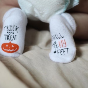 Trick or Treat Smell My Feet, Halloween Socks, BabyClothes, Baby Shower Gift, Unisex Baby Shower Gift, Baby Socks, Baby Gift, Gift for Baby Tummy