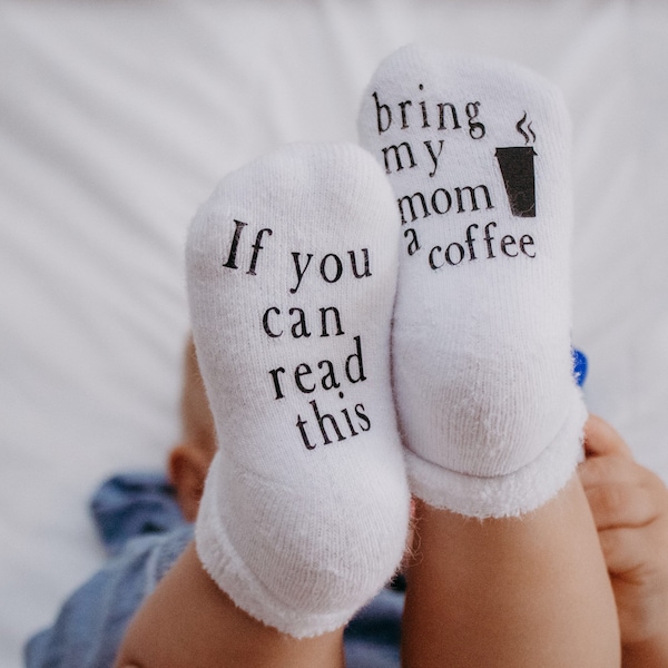 Cadeau unisexe pour baby shower, si vous pouvez lire ceci, apportez un café à ma mère, chaussettes pour bébé, cadeau fête des mères, chaussettes à café, cadeaux café, cadeau bébé